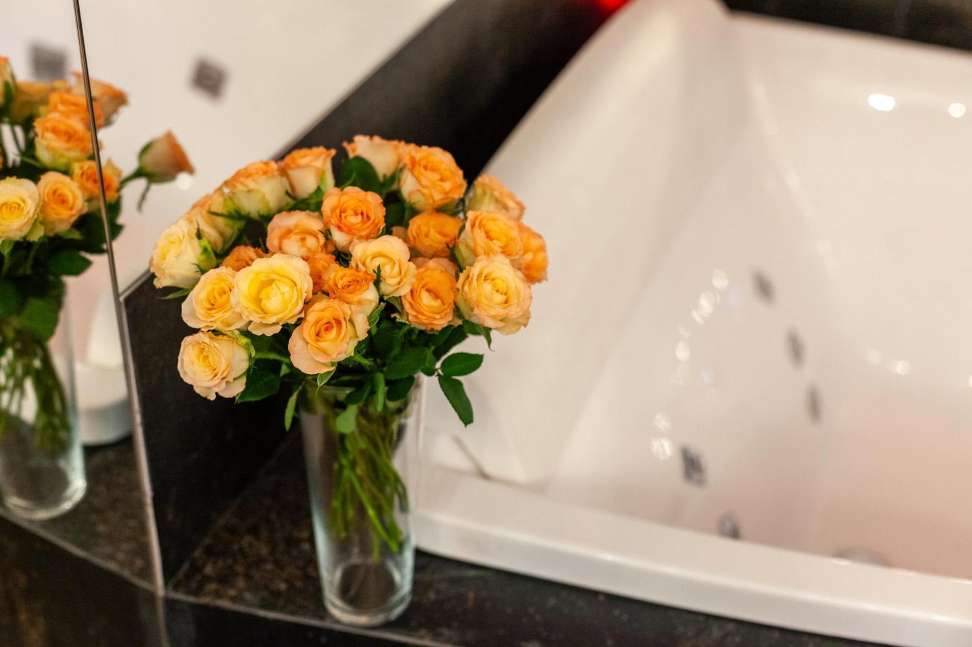 Royal Hot Jucuzzi Apartment 利沃夫 外观 照片