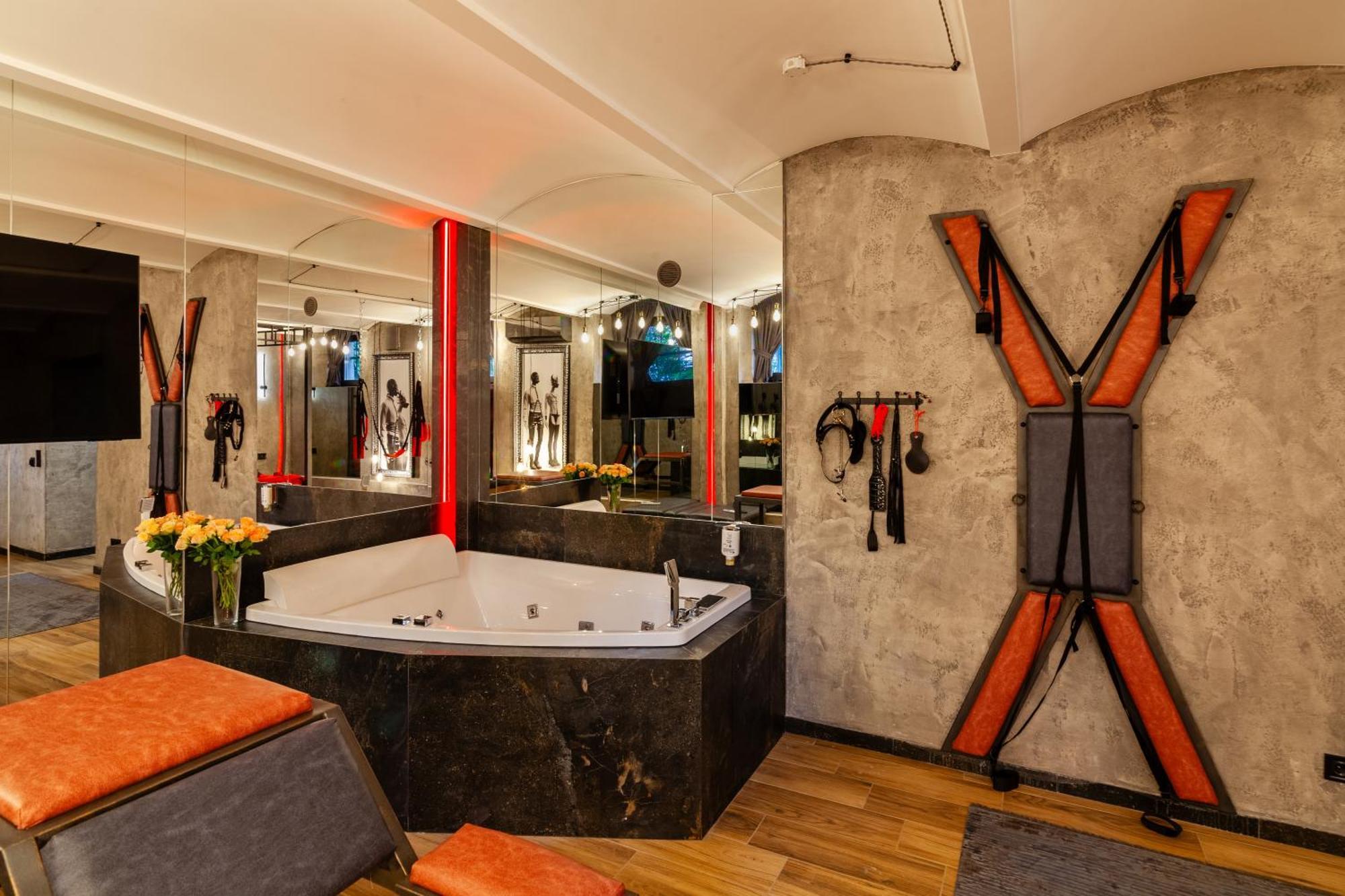 Royal Hot Jucuzzi Apartment 利沃夫 外观 照片