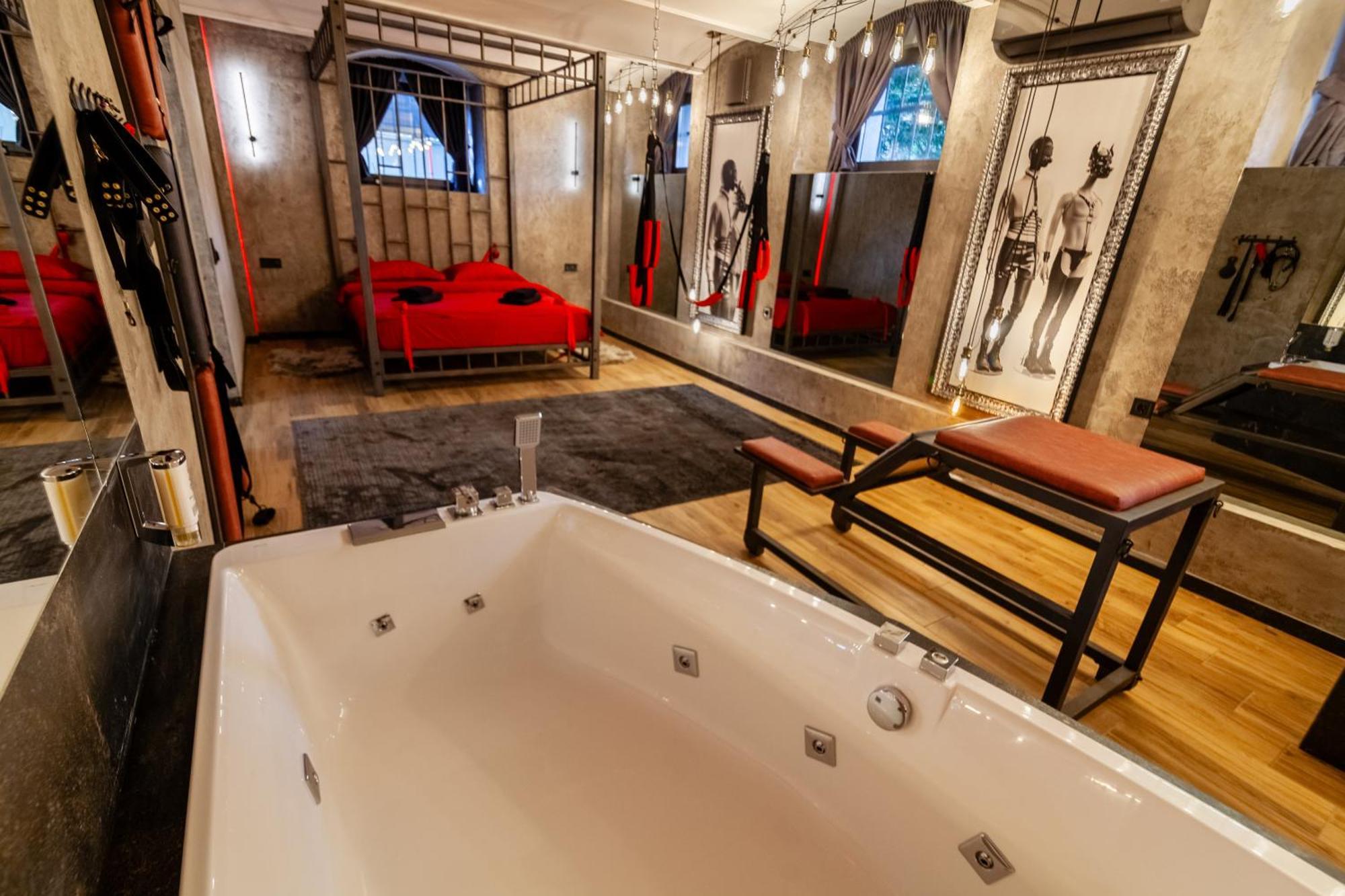 Royal Hot Jucuzzi Apartment 利沃夫 外观 照片