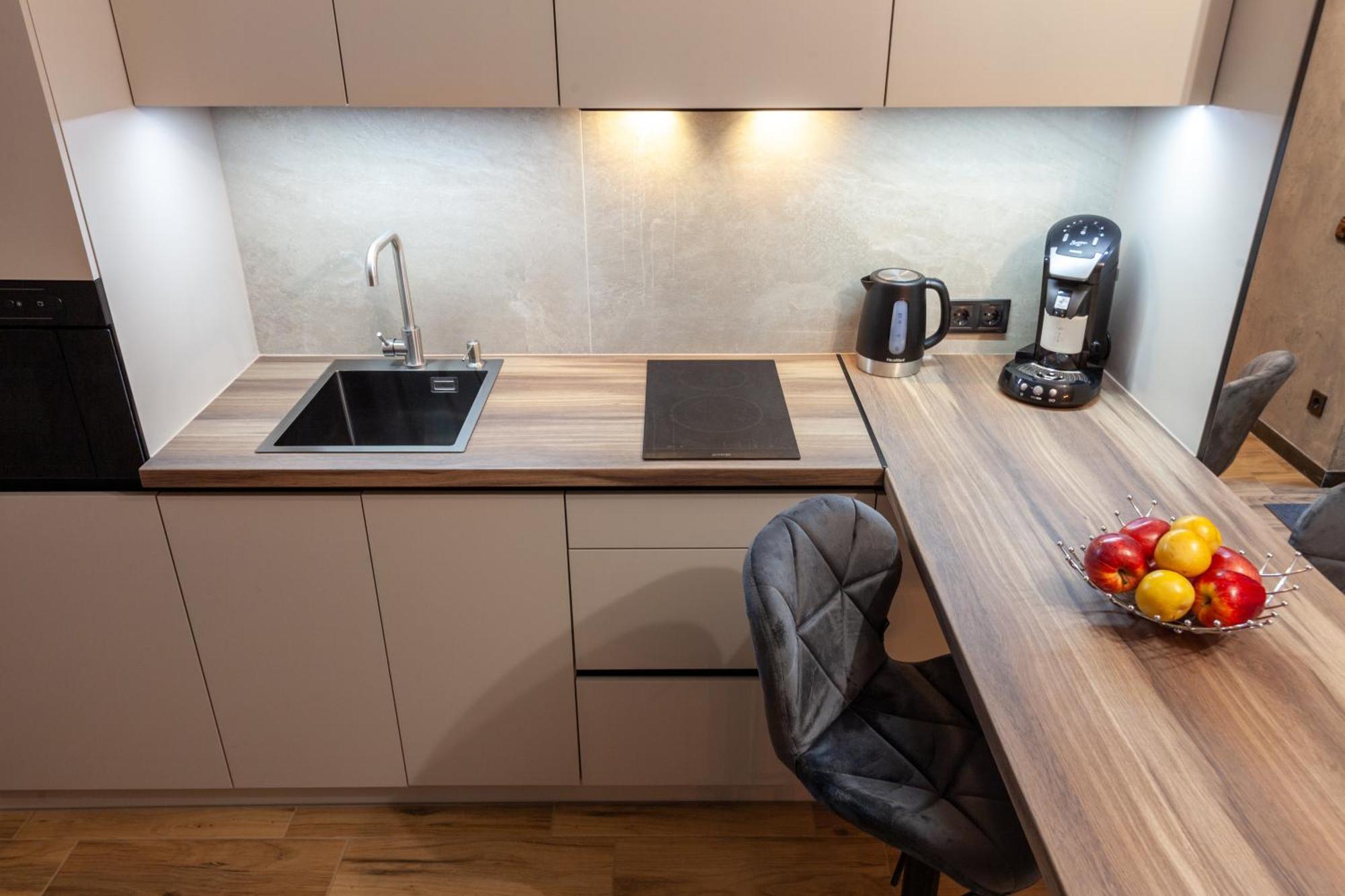 Royal Hot Jucuzzi Apartment 利沃夫 外观 照片