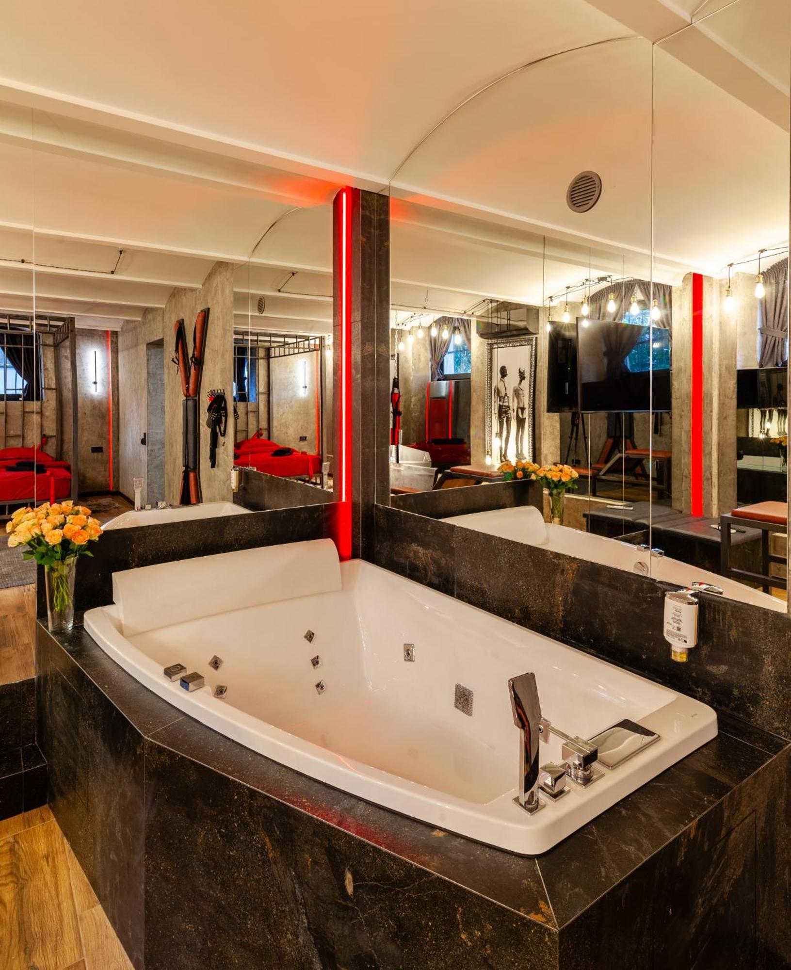 Royal Hot Jucuzzi Apartment 利沃夫 外观 照片
