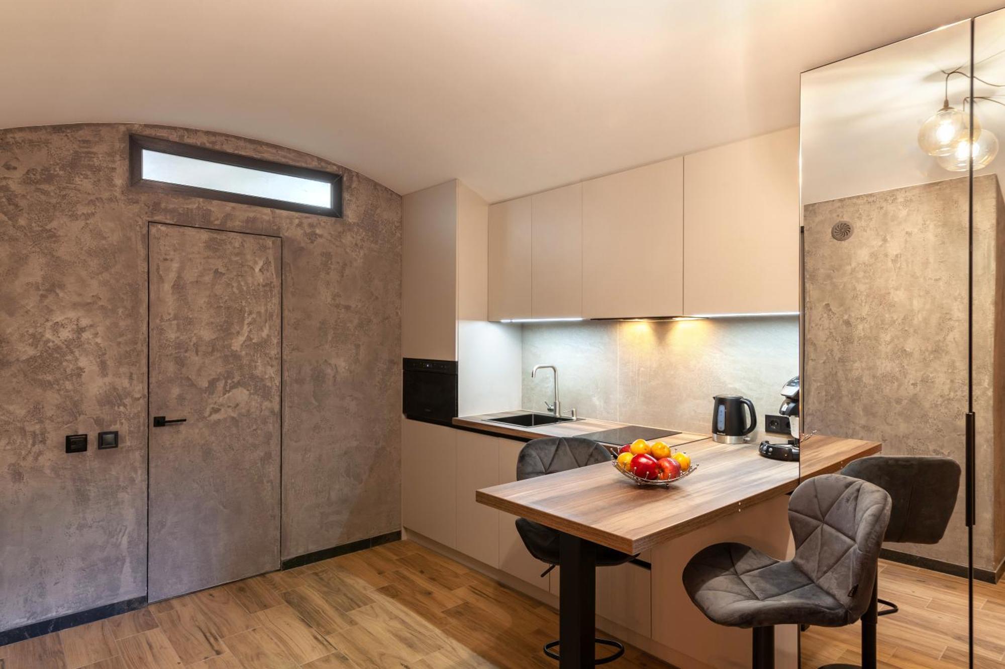 Royal Hot Jucuzzi Apartment 利沃夫 外观 照片